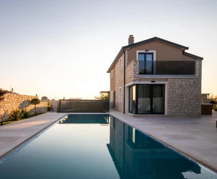 Villa duplex con piscina in vendita a Verteneglio in Croazia