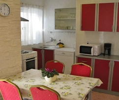 DETACHED HOUSE WITH TWO RESIDENTIAL UNITS AND POOL, IN QUIET LOCATION!