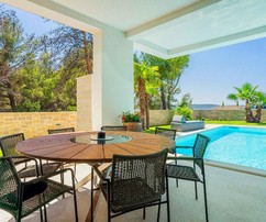 Beautiful luxury villa second row to the sea in the vicinity of Zadar