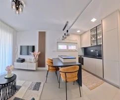 Tengerre néző lakás, 30 m-re a tengertől, 67 m², bútorozott, 2 hálószoba, Stara Novalja