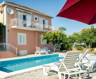 Casa in vendita nel centro di Orebić con piscina in Croazia