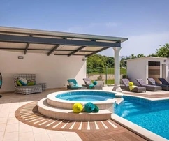 Pula: Spacious detached property with multiple apartments for sale