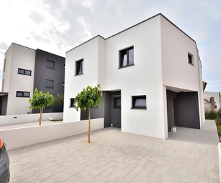 Vodice - S1 casa bifamiliare a 450 m dal centro