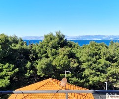 Imponujący dwupoziomowy penthouse w pobliżu plaży na wyspie Brač na sprzedaż