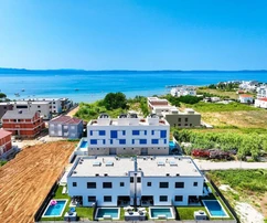 Moderne Doppelhaushälfte mit Pool - Privlak Dalmatien