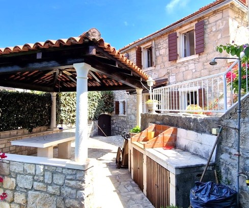 Encantadora propiedad familiar en Brac con jardines exuberantes