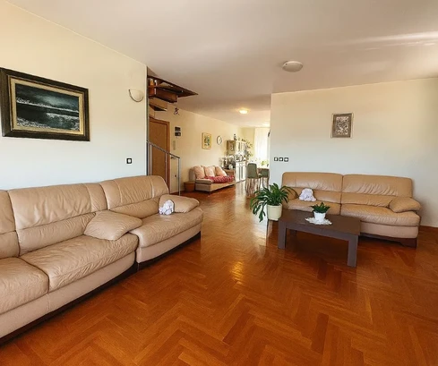 Višnjik - Amplio Apartamento de Dos Plantas 140 m² con Vista a la Ciudad