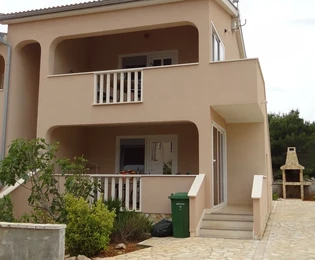 Appartement au 1er étage, côté sud de l'île de Vir, partie calme et paisible de l'île de Vir