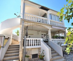 Kétlakásos ház eladó Tribunjban