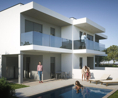 Una fila di case con piscina disponibili in Croazia per l'acquisto in Croazia