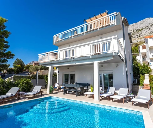 Rodinný dům s bazénem na prodej nedaleko Omiše v Chorvatsku