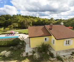 Istrie, Žminj, propriété spacieuse avec trois bâtiments et potentiel d'investissement