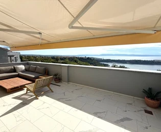 Atractivo apartamento con vistas al mar, en una zona tranquila.