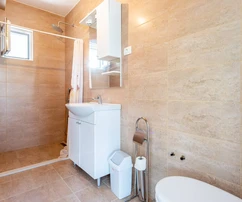 Medencés ház lenyűgöző panorámával eladó Horvátországban