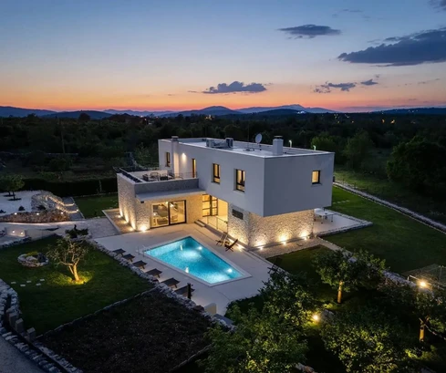 Villa mit Pool und großzügigen Terrassen in Trilj zu verkaufen in Kroatien
