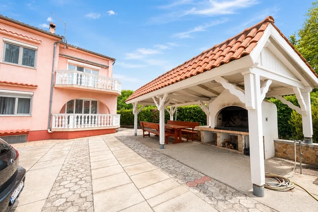Malinska - Maison individuelle avec quatre appartements