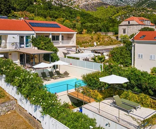 Pelješac, Viganj, casa con piscina e garage sul mare