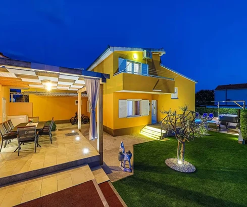 Casa indipendente con piscina in vendita a Kaštela in Croazia