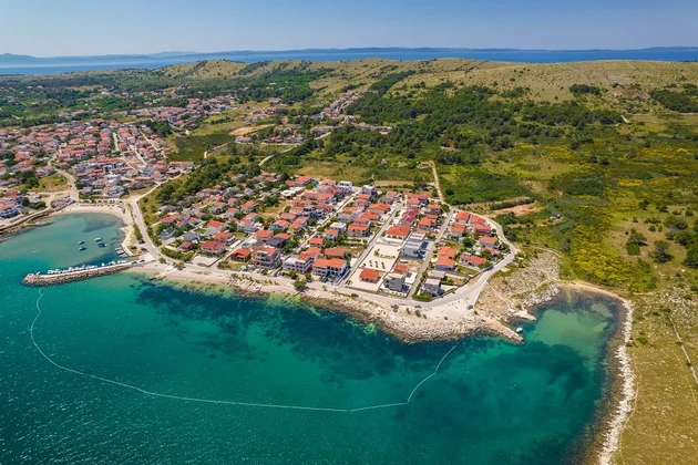 Prvotriedny stavebný pozemok len 400 m od pláže - ostrov Vir