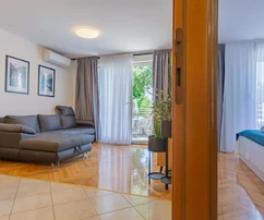 Split, Znjan - Výjimečný dvoupokojový byt s vlastní zahradou, terasou a garáží