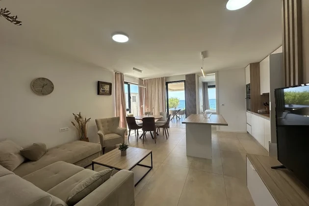 Croazia - Isola di Pag - Povljana | Appartamento in prima linea sul mare con piscina e giardino