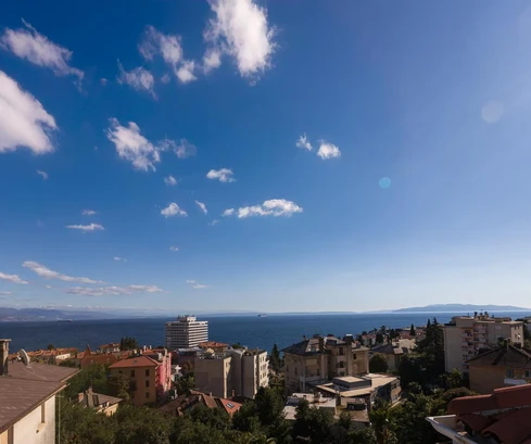 Amplio apartamento en venta en una villa en Opatija, Croacia