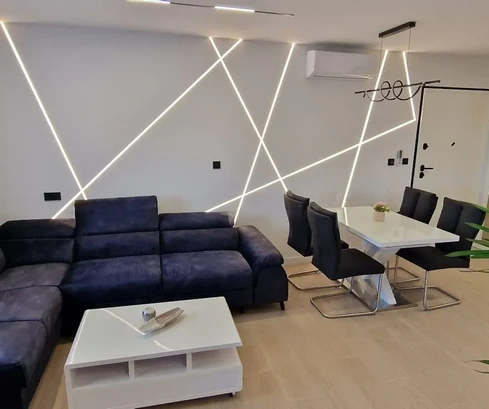 Seget D., appartamento con 2 camere da letto 69 m2 + giardino 99 m2, nuova costruzione, arredato, parcheggio