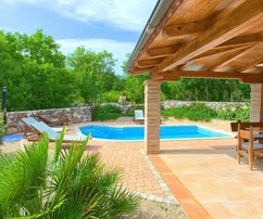 AUTHENTISCHE STEINVILLA MIT POOL UND BAUGRUNDSTÜCK IN RUHIGER LAGE!