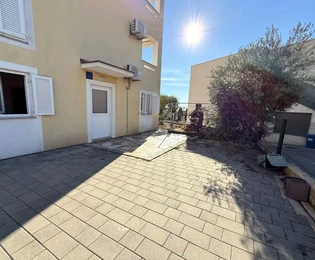 APARTMÁN SE ZAHRADOU, NA ATRAKTIVNÍM MÍSTĚ, 300 M OD MOŘE!