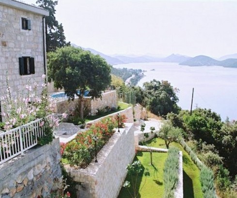 Superbes maisons en pierre avec piscine dans la baie de Slivno