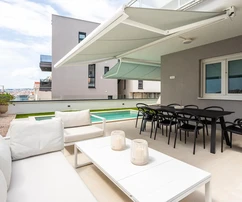 Appartamento con tre camere da letto con cortile e piscina in vendita a Podstrana in Croazia