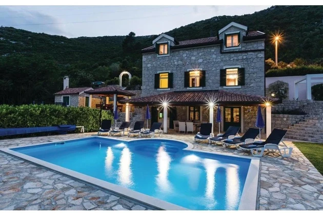 Metkovic, Desne, rustikale dreistöckige Villa