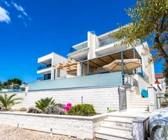 Appartement de trois chambres à vendre en bord de mer à Žaborić en Croatie