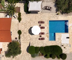 Villa en pierre authentique disponible à Sutivan en Croatie