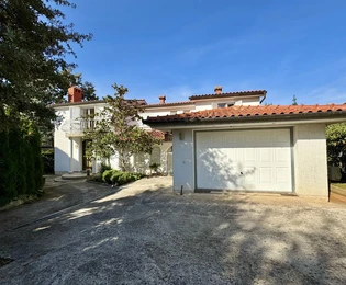 Mediteranska kuća s apartmanima na prodaju Malinska