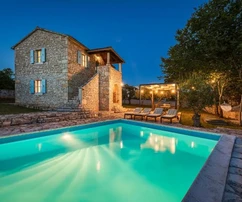Isztria, Sveti Lovrec: Kőből épült villa medencével és kerttel