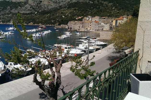 Edificio residencial y comercial de uso mixto en venta en Komiža, justo al lado del mar en Croacia