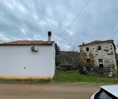 Istria, Oprtalj – Kamenné domy s priestranným pozemkom