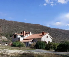 Mošćenice Draga, просторная недвижимость с 7 жилыми помещениями на участке площадью 893 м²
