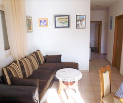 Priestranný apartmánový dom pri pláži na ostrove Šolta na predaj