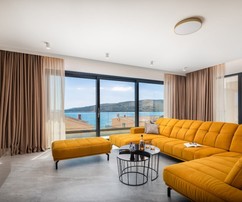 Luxusvilla mit vier Etagen in Meeresnähe in Trogir zu verkaufen