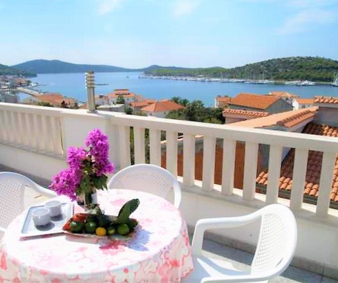 Palazzina a Rogoznica con vista sul mare e servizi