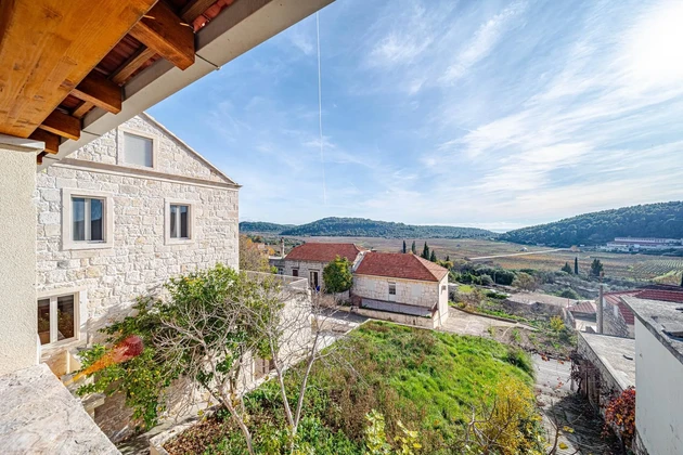 Otok Korčula, Čara, kamena kuća u centru mjesta