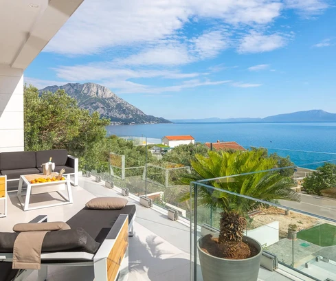 Villa de luxe à vendre à seulement 80 mètres de la mer à Gradac en Croatie
