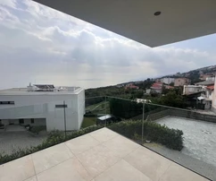 Maison jumelée attrayante avec piscine et vue panoramique sur la mer !