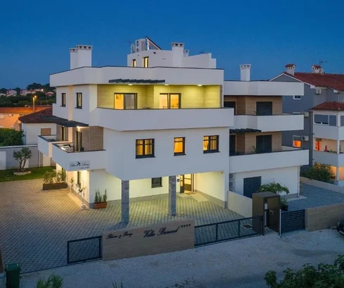 Beeindruckende Villa mit fünf Wohnungen, Istrien, Pula