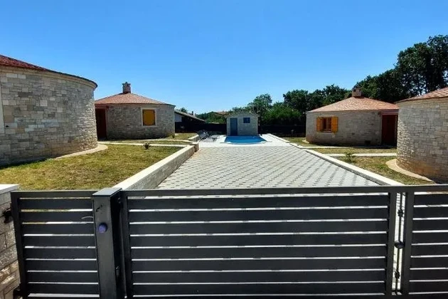 Pula und Umgebung: Bezaubernde traditionelle steinhäuser mit pool