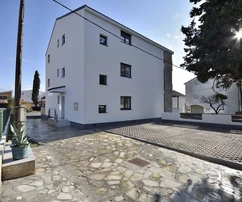 Vodice – frissen felújított, kényelmes földszinti lakás kerttel, 300 m-re a strandtól