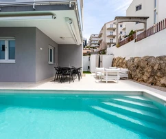 Trzypokojowe mieszkanie z ogrodem i basenem na sprzedaż w Podstranie w Chorwacji