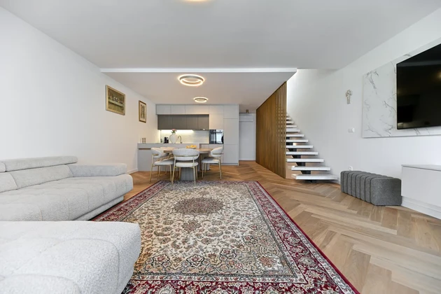 Podstrana, appartement de luxe meublé sur plusieurs niveaux avec jardin et terrasse sur le toit